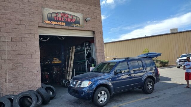 Blue SUV Outside Tire Shop 036 — VDK Tire Shop