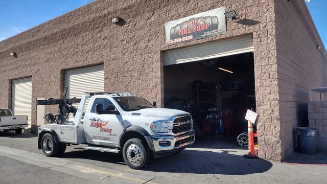 Kings Towing Truck Outside Tire Shop 022 — VDK Tire Shop