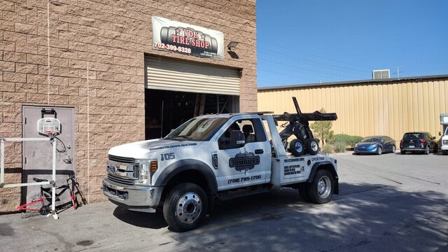 White Tow Truck Vdk Tire Shop 026 — VDK Tire Shop