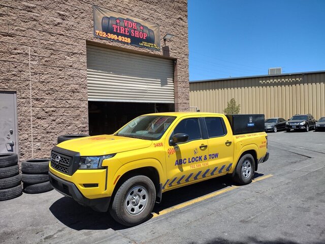 Yellow Abc Lock Tow Truck 059 — VDK Tire Shop