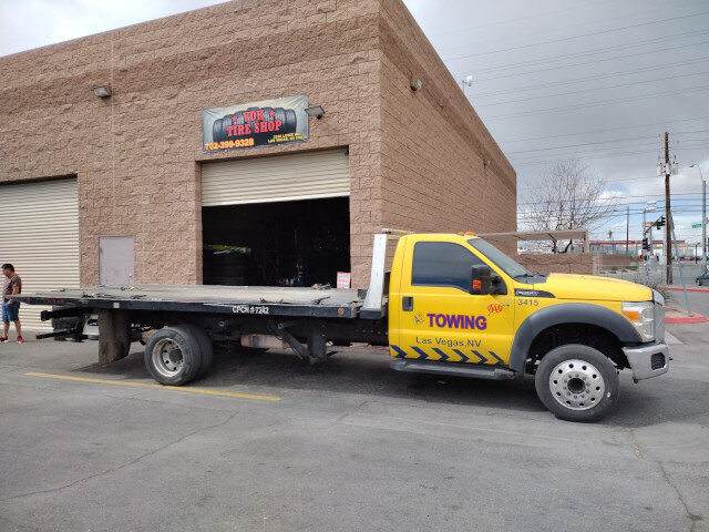 Yellow Tow Truck Tire Shop 010 — VDK Tire Shop