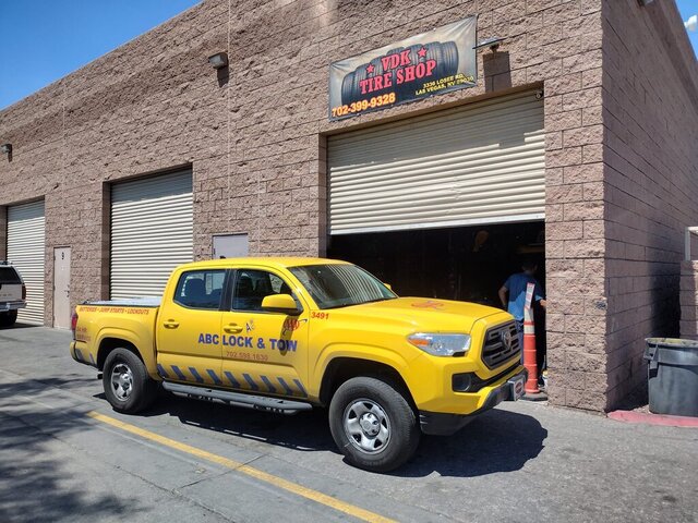 Yellow Tow Truck Tire Shop 048 — VDK Tire Shop